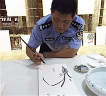 福建省公安书法家协会秘书长柯大兴 体验瓷板画创作