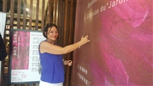 开幕式上法国驻广州总领事傅伟杰先生的夫人在巨大海报上签名
