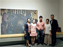 艺术家周健（中间）在作品前与校友刘静雯Kelly LIU（右二）及协办方Sissi 黄菲（左二）等合影