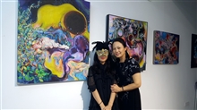 艺术家刘静雯Kelly LIU和母亲与作品合影