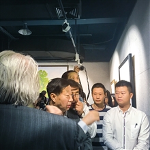 与中美协主席刘大为观赏画展(3)