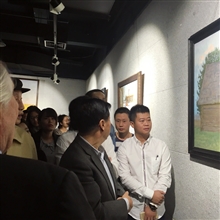 与中美协主席刘大为观赏画展(6)