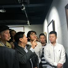 与中美协主席刘大为观赏画展 (1)